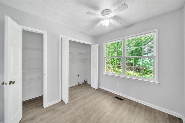 Building Photo - 608 Wood Ridge Dr
