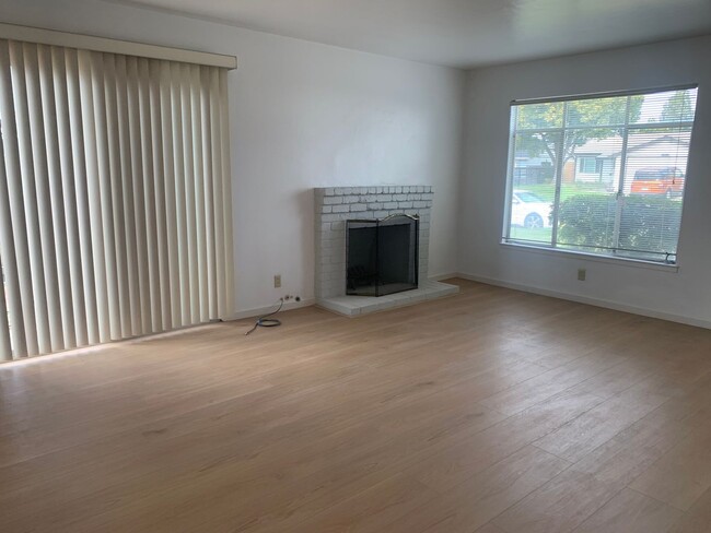 Building Photo - Newly renovated 3 bedroom 2 bath home in C...