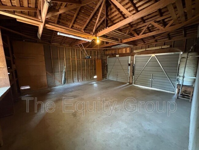 Building Photo - 542 S Redwood St
