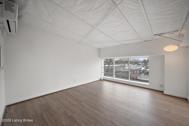 Building Photo - 902 E Jefferson St