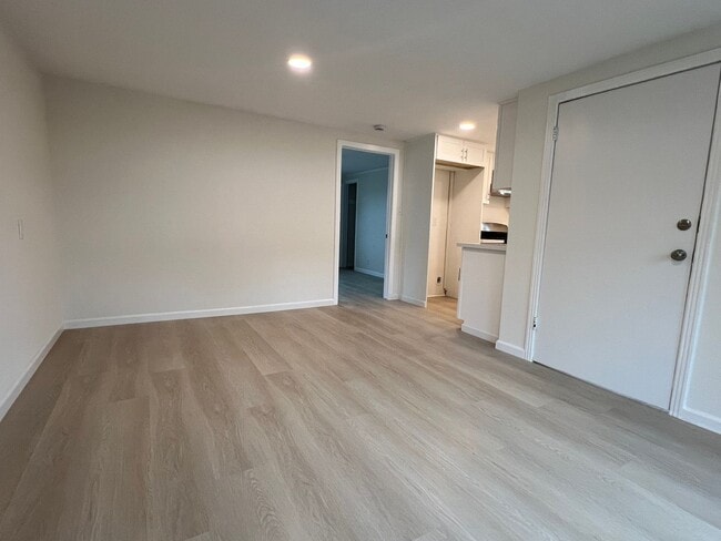 Building Photo - 17