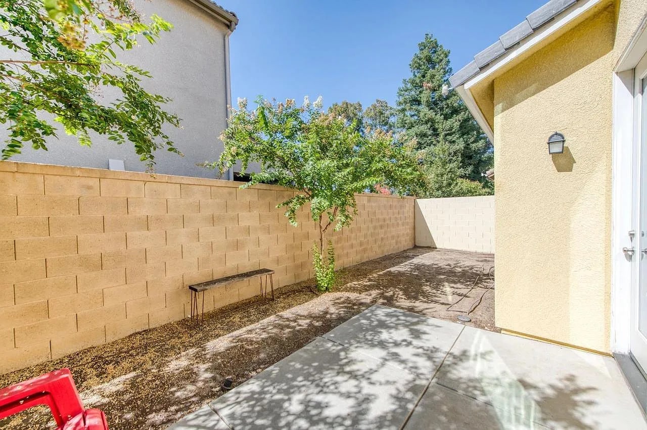 Building Photo - 1304 Royalty Way