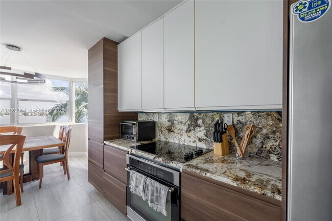 Building Photo - 16546 NE 26th Ave