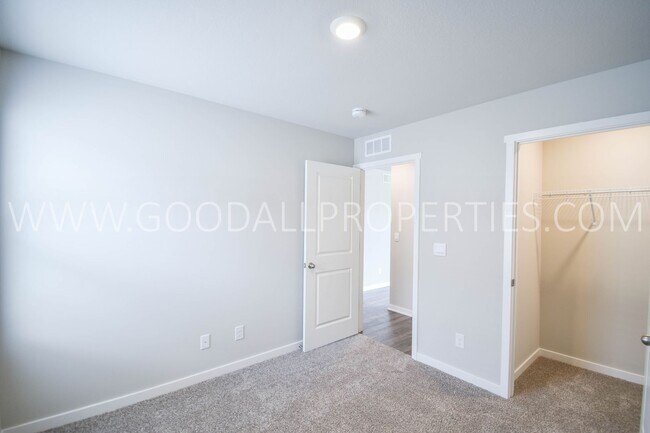 Building Photo - 4 Bedroom 3 Bath Ranch Finished Basement i...