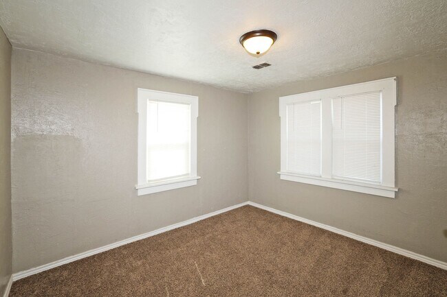 Building Photo - 3905 S Tyler St