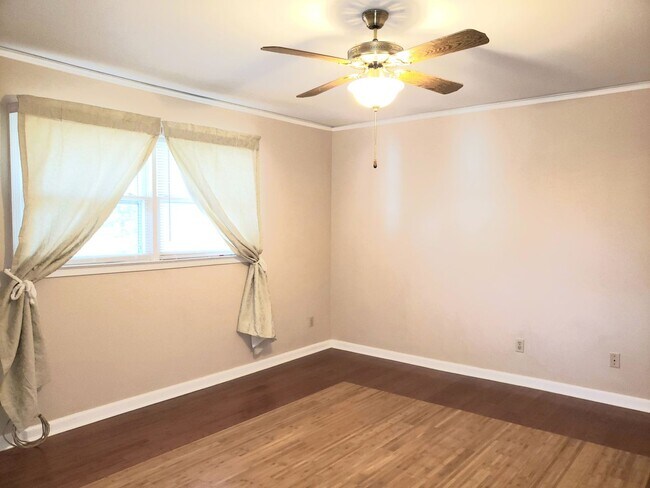 Building Photo - Spacious Corner Property!