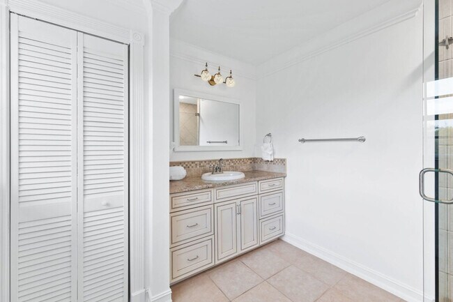 Building Photo - 15100 Sweetwater Ct