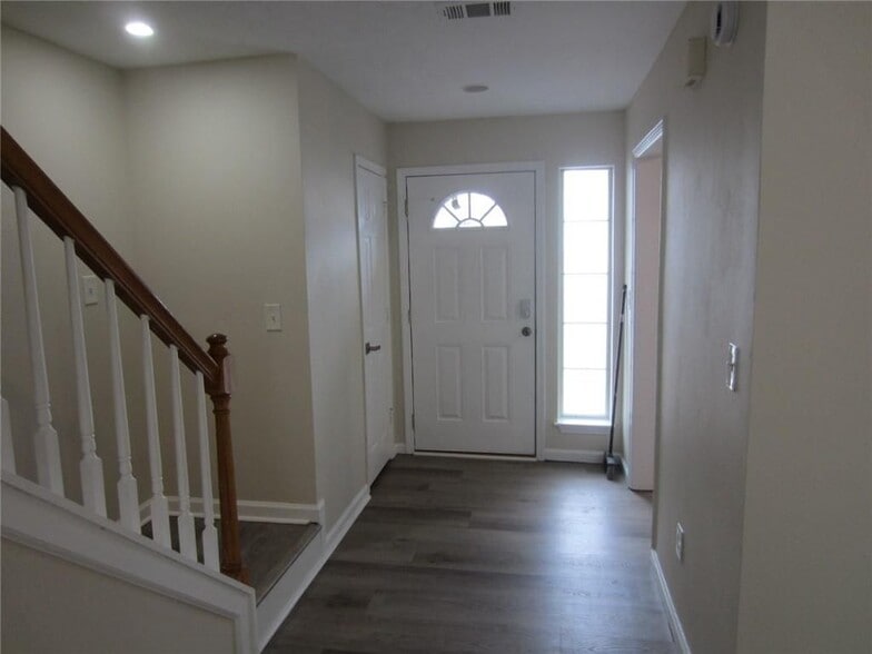 Building Photo - 4036 Oak Glenn Dr