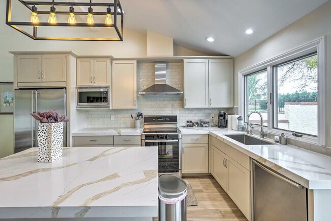 Building Photo - 7833 E Foxmore Ln