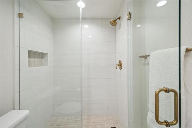 Building Photo - 6595 Bayou Glen Rd