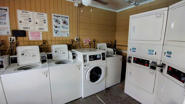 Building Photo - 208 W Kingfish St