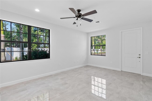 Building Photo - 5745 SW 44th Ct