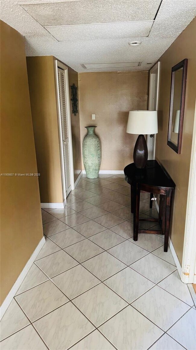 Building Photo - 3150 N Palm Aire Dr