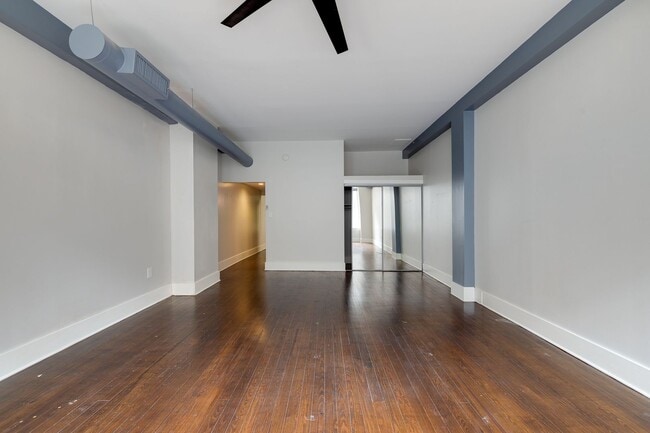 Building Photo - 1 bedroom, 1 bath updated condo in downtow...