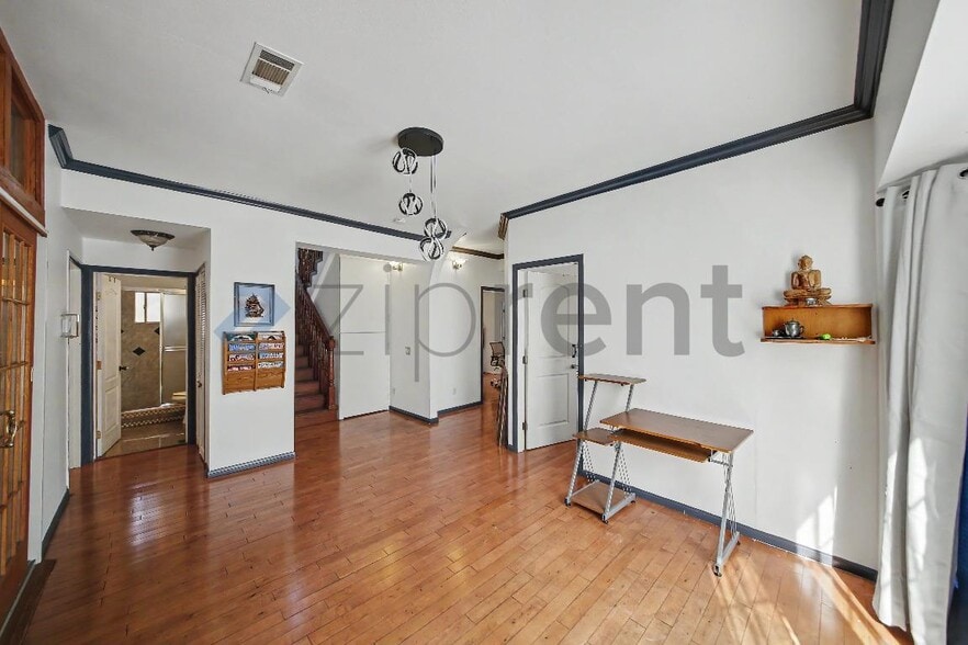 Building Photo - Unit