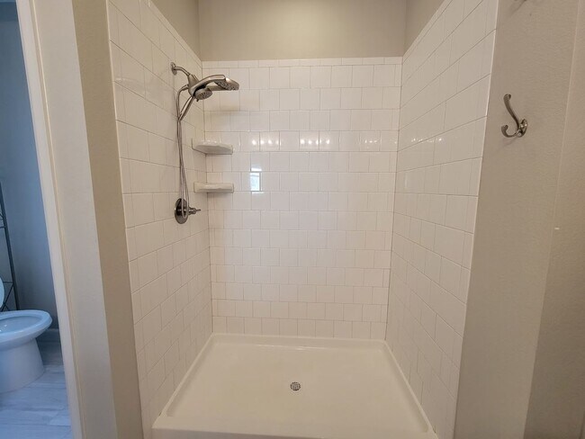 Building Photo - ALL PROSPECTIVE TENANTS MUST SUBMIT A $58 NON-REFUNDABLE APPLICATION FEE PER APPLICANT ONLINE AND...