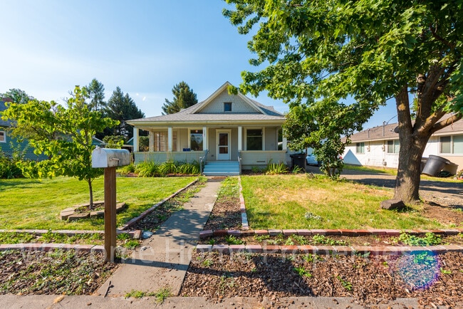 Building Photo - Classic 2 Bedroom Home with Tall Ceilings