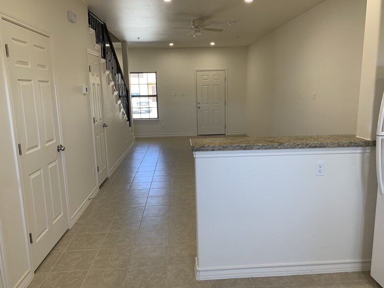 Building Photo - 602 Basswood Dr