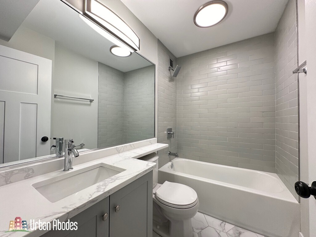 Building Photo - 1220 N La Salle Dr