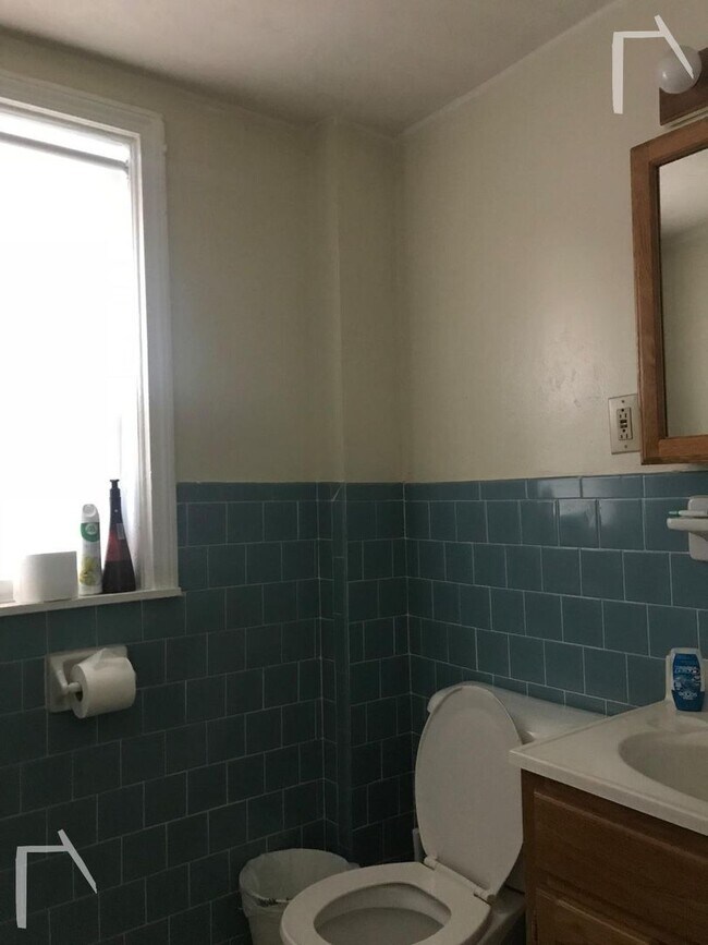 Building Photo - 9/1 No Fee! Spacious 3BR/1.5BA apartment near Washington Sq