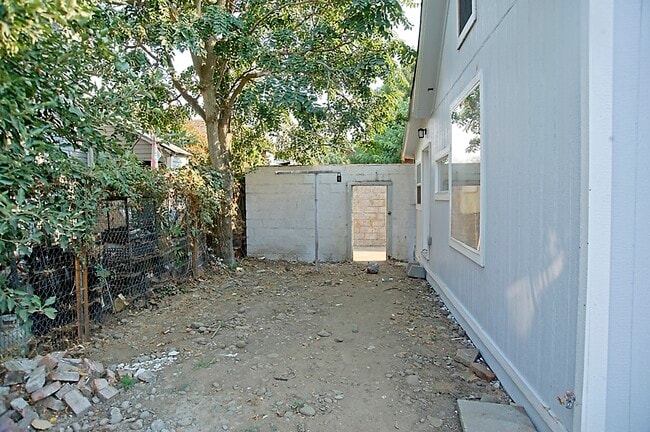Building Photo - 407 W Pine St