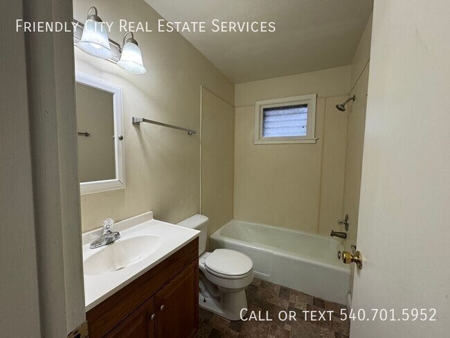 Building Photo - 447 S Main St