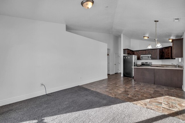 Building Photo - Don't Miss Out: 3BR Top-Floor Unit Availab...