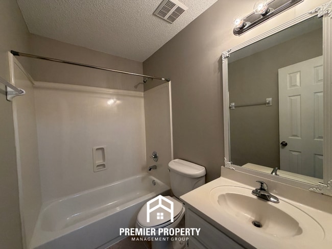 Building Photo - Bright 3BR/2BA Oakland Home w/ Vaulted Ceilings, Fireplace & Fenced Yard