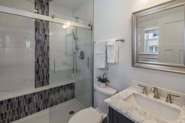 Hall Bath - 320 15th Ave