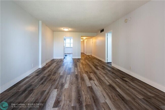 Building Photo - 250 Jacaranda Dr