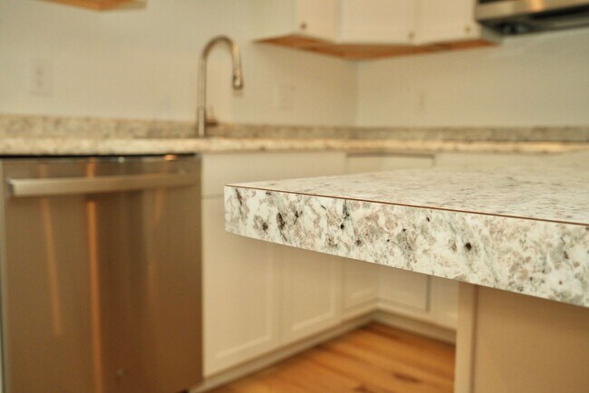 Building Photo - 4 Rockbrook Dr