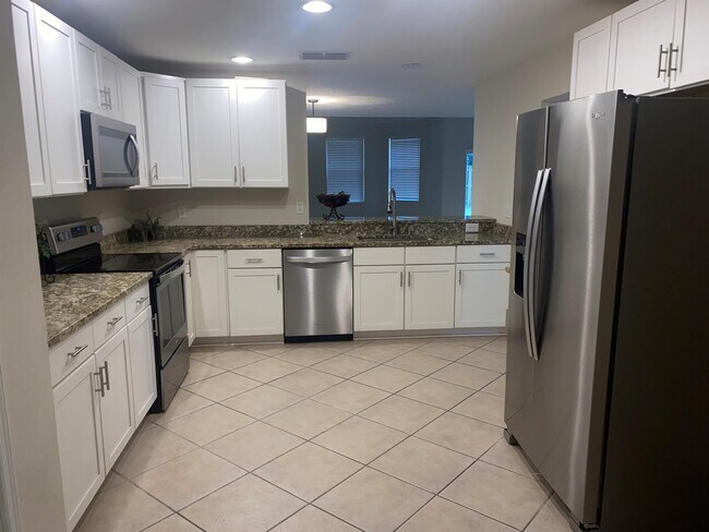 Building Photo - 990 N Lake Claire Cir