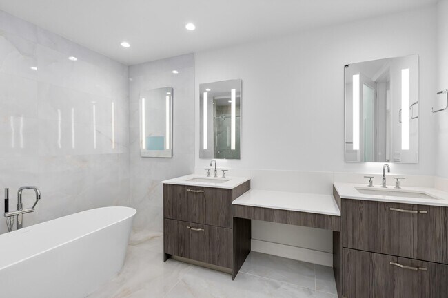 Building Photo - 475 E Royal Palm Rd