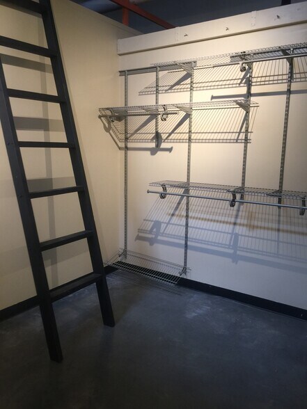 Building Photo - 585 Upper S St