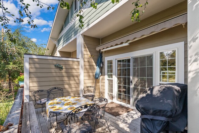 Building Photo - Reese's Retreat!!  2 BR + Den/2.5 BA White...