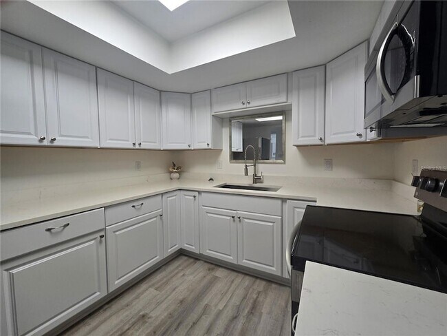 Building Photo - 633 Silver Pass