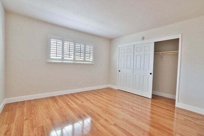 Building Photo - 1327 Essex Way