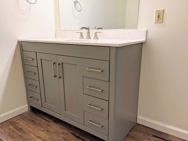 Building Photo - Spacious 2 Bedroom Apartment in Emmaus!