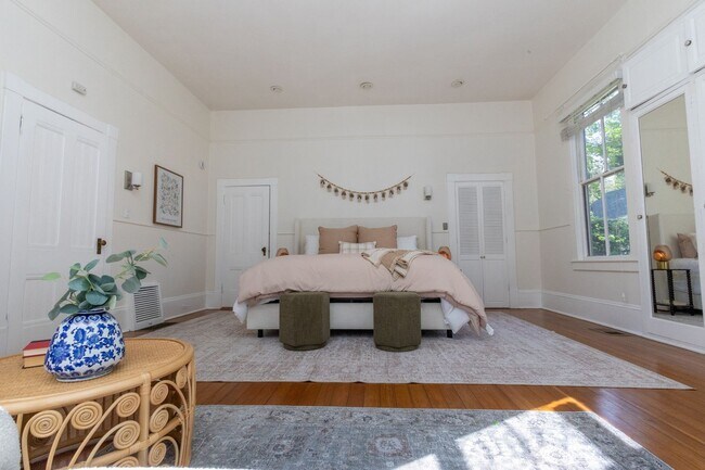 Building Photo - 703 Manzanita Ave