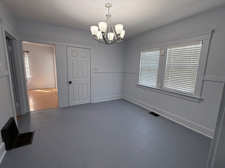 Building Photo - 4630 Melrose Ave