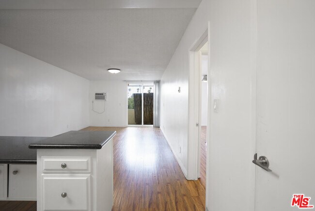 Building Photo - 425 S Kenmore Ave