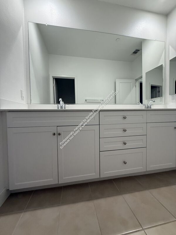 Building Photo - 1922 Willow St