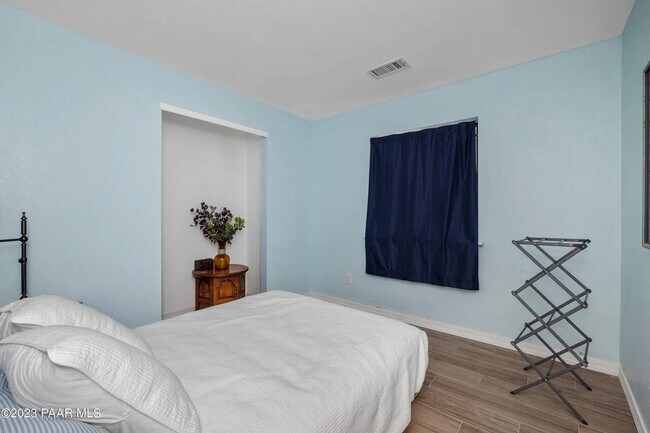 Building Photo - 3620 N Treasure Dr