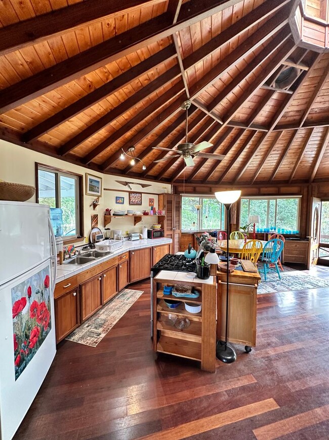 Building Photo - Island-Style Living in Hawaiian Paradise Park