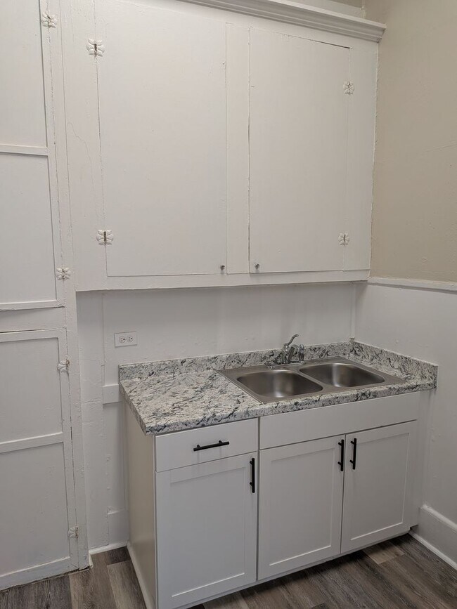Building Photo - Government Hills 1 Bedroom close to The Pearl and Fort Sam Houston in the heart of San Antonio