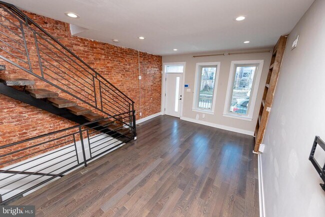 Building Photo - 1443 N Hollywood St