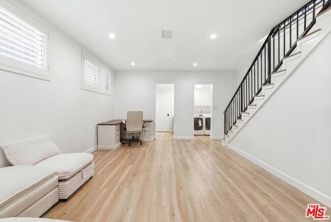 Building Photo - 324 S Elm Dr