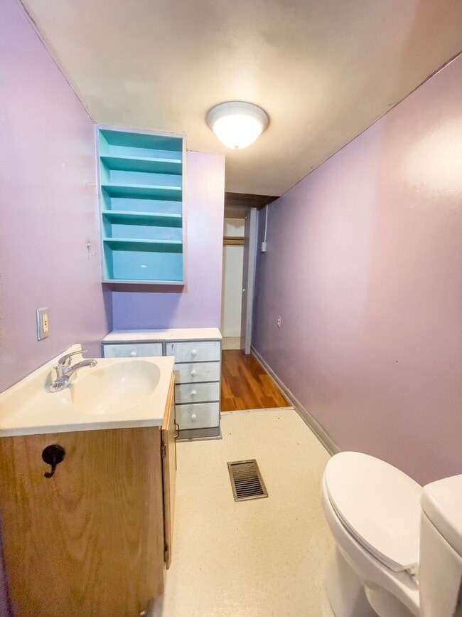 Building Photo - 1810 E 6th St