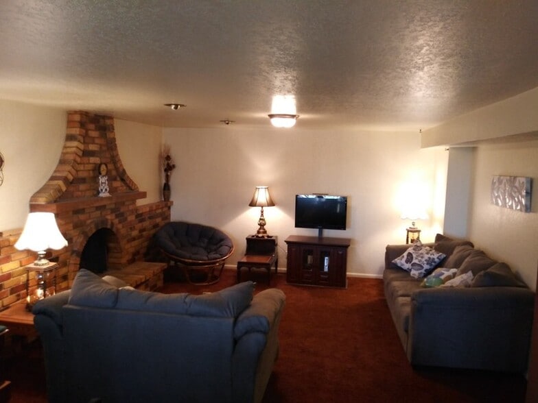 Building Photo - 475 Edgehill Dr