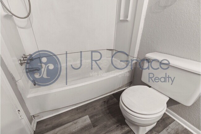 Building Photo - 1304 Chapel Creek Rd